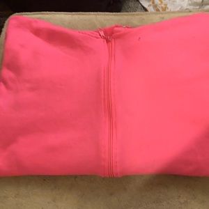 Sweatshirt with a hood and it zips